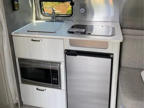 2021 Airstream Bambi 16RB — photo 5