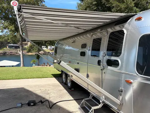 2025 Airstream Classic 30RB Queen — photo 2
