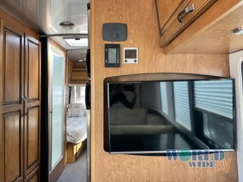 2017 Airstream Classic 30 — photo 5