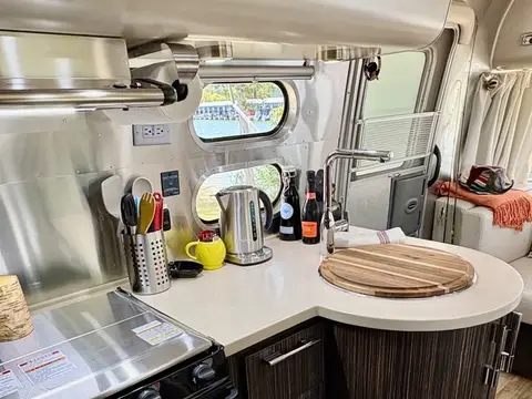 2017 Airstream International Signature Christopher Deam edition; 25 queen bed — photo 4