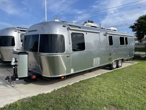 2020 Airstream Classic — photo 2