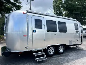 2027 Airstream Flying Cloud 23FBT — photo 2