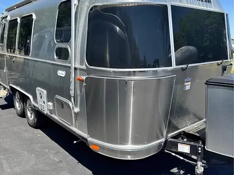 2022 Airstream Flying Cloud 23FBQ — photo 2