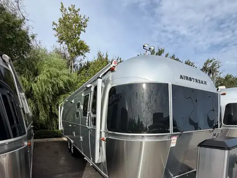 2025 Airstream Classic 30RBT — photo 2