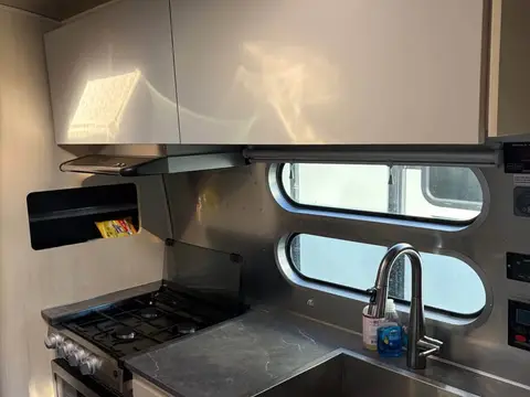 2024 Airstream Flying Cloud — photo 3