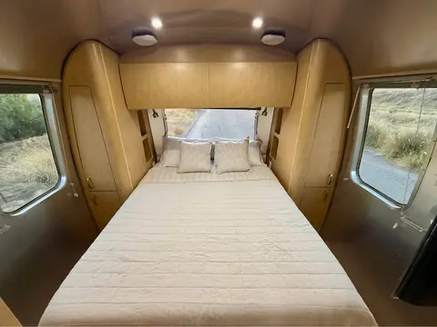 2011 Airstream Flying Cloud Rear Queen Bed — photo 4