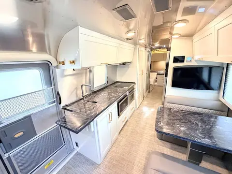 2021 Airstream Classic 30RBT — photo 4