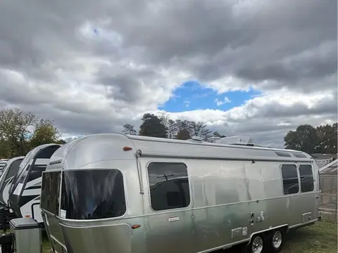 2025 Airstream International 27FB Queen — photo 3