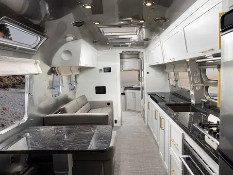 2022 Airstream Classic — photo 3