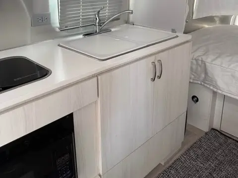 2022 Airstream Bambi 22 ft — photo 2