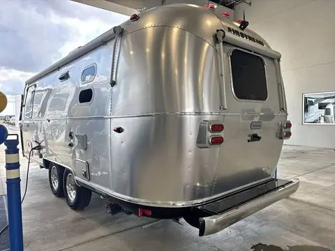 2021 Airstream Globetrotter 23FB Twin — photo 1