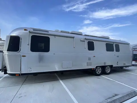2021 Airstream Classic 33FBQ — photo 2