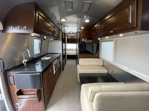 2017 Airstream Classic 30 — photo 2