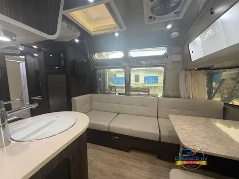 2015 Airstream International Signature 23D — photo 2