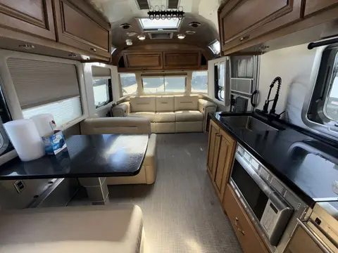 2017 Airstream Classic 30 — photo 2