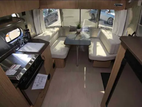 2019 Airstream Flying Cloud 19CB — photo 2