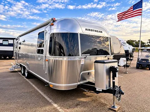 2022 Airstream Flying Cloud 27FB Queen — photo 1