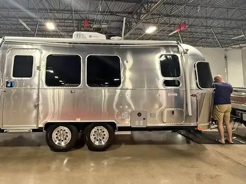 2025 Airstream International Queen bed 23 ft — photo 1