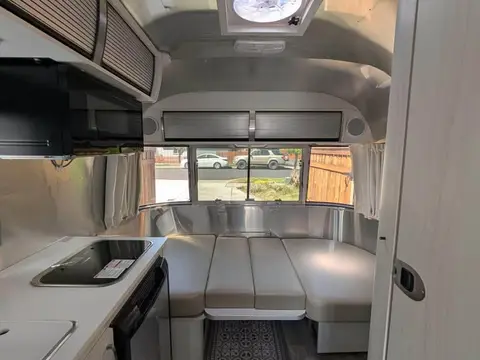 2016 Airstream Bambi 16 ft 4 in — photo 5