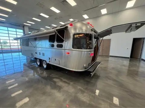2027 Airstream Frank Lloyd Wright Limited — photo 3