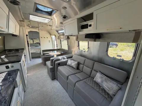 2024 Airstream Classic 33FB — photo 4