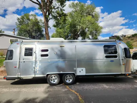 2011 Airstream Classic 27FB Limited — photo 2