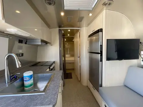 2022 Airstream Flying Cloud 25FBQ — photo 4