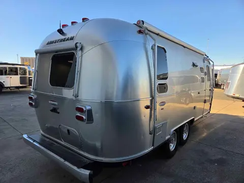 2018 Airstream International Signature 23CB — photo 2