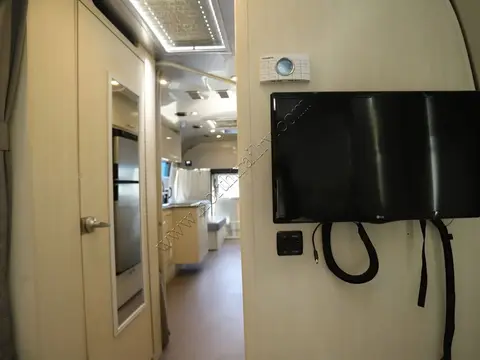 2022 Airstream Flying Cloud 27FB — photo 5