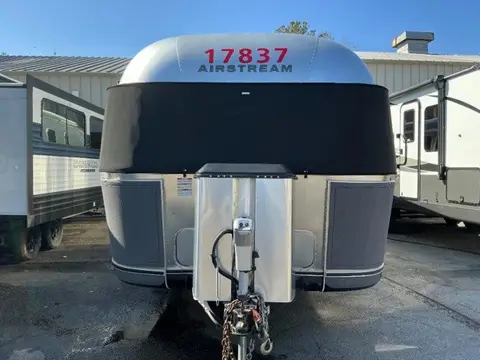 2018 Airstream Classic 33FBQ — photo 2