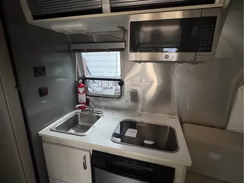 2017 Airstream Sport Bambi 16 ft — photo 5