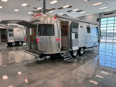 2027 Airstream International — photo 5