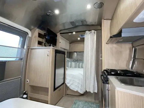 2018 Airstream Flying Cloud 19CB — photo 2