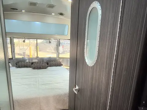 2018 Airstream International Signature 27FB; — photo 3