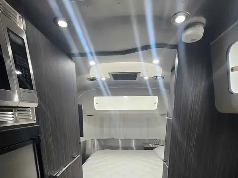 2017 Airstream International Signature — photo 3