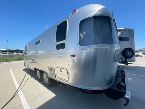2022 Airstream Flying Cloud 25FBQ — photo 3