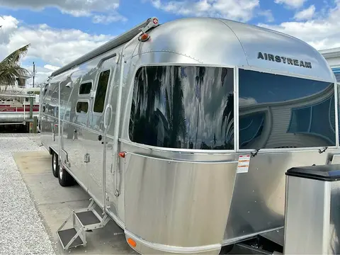 2022 Airstream Flying Cloud 30’ RB; 30 ft — photo 1