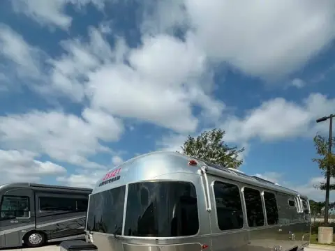 2025 Airstream Globetrotter 30RBT — photo 5