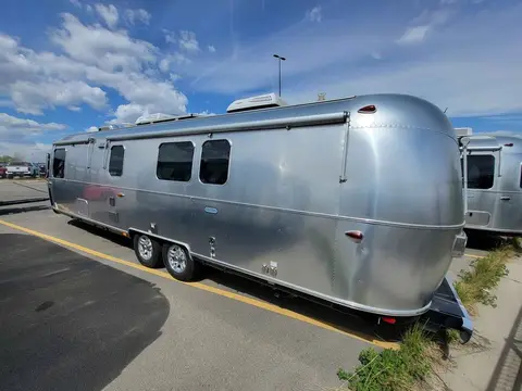 2020 Airstream Classic 33 Queen — photo 4