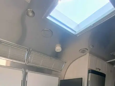 2022 Airstream International — photo 5