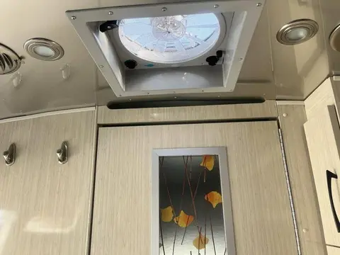 2019 Airstream International Serenity 23FB — photo 5