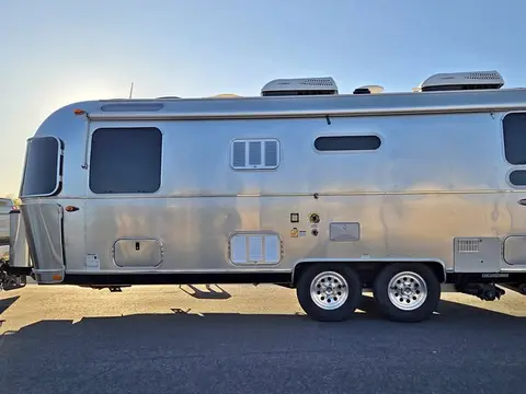 2019 Airstream International Signature 25 ft — photo 2