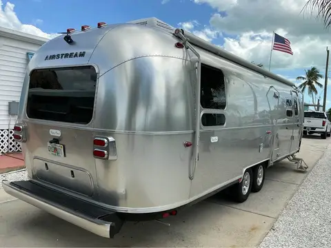 2022 Airstream Flying Cloud 30’ RB; 30 ft — photo 2