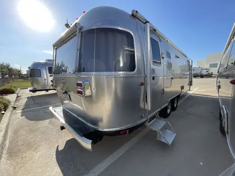2019 Airstream International — photo 3