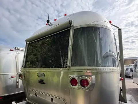 2025 Airstream Classic 30RBT — photo 3