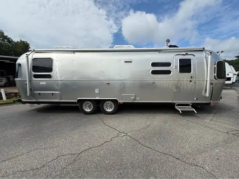 2023 Airstream International 30RBT — photo 3