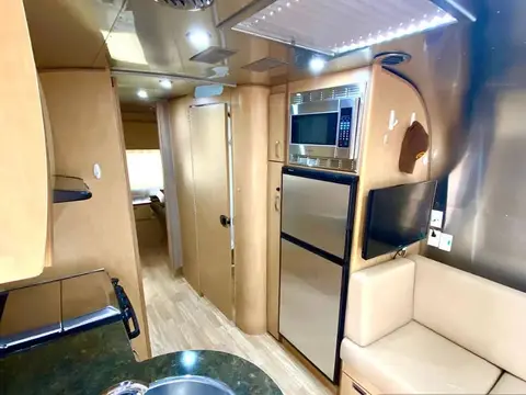 2016 Airstream Flying Cloud — photo 4