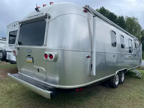 2023 Airstream Classic — photo 3