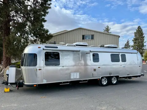 2018 Airstream Classic — photo 1