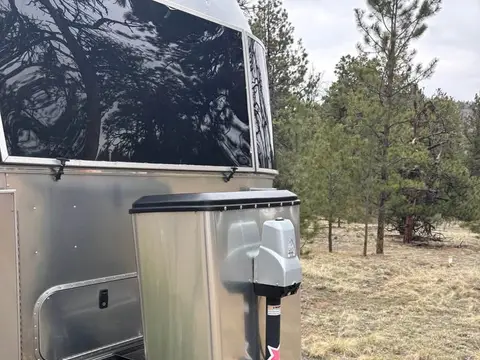 2019 Airstream Globetrotter 27RQB — photo 3